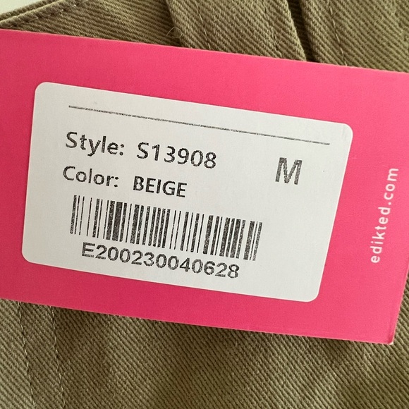 EDIKTED Janelle Low Rise Cotton Cargo Miniskirt in Beige a
New 32”w X 12” L - Picture 12 of 14